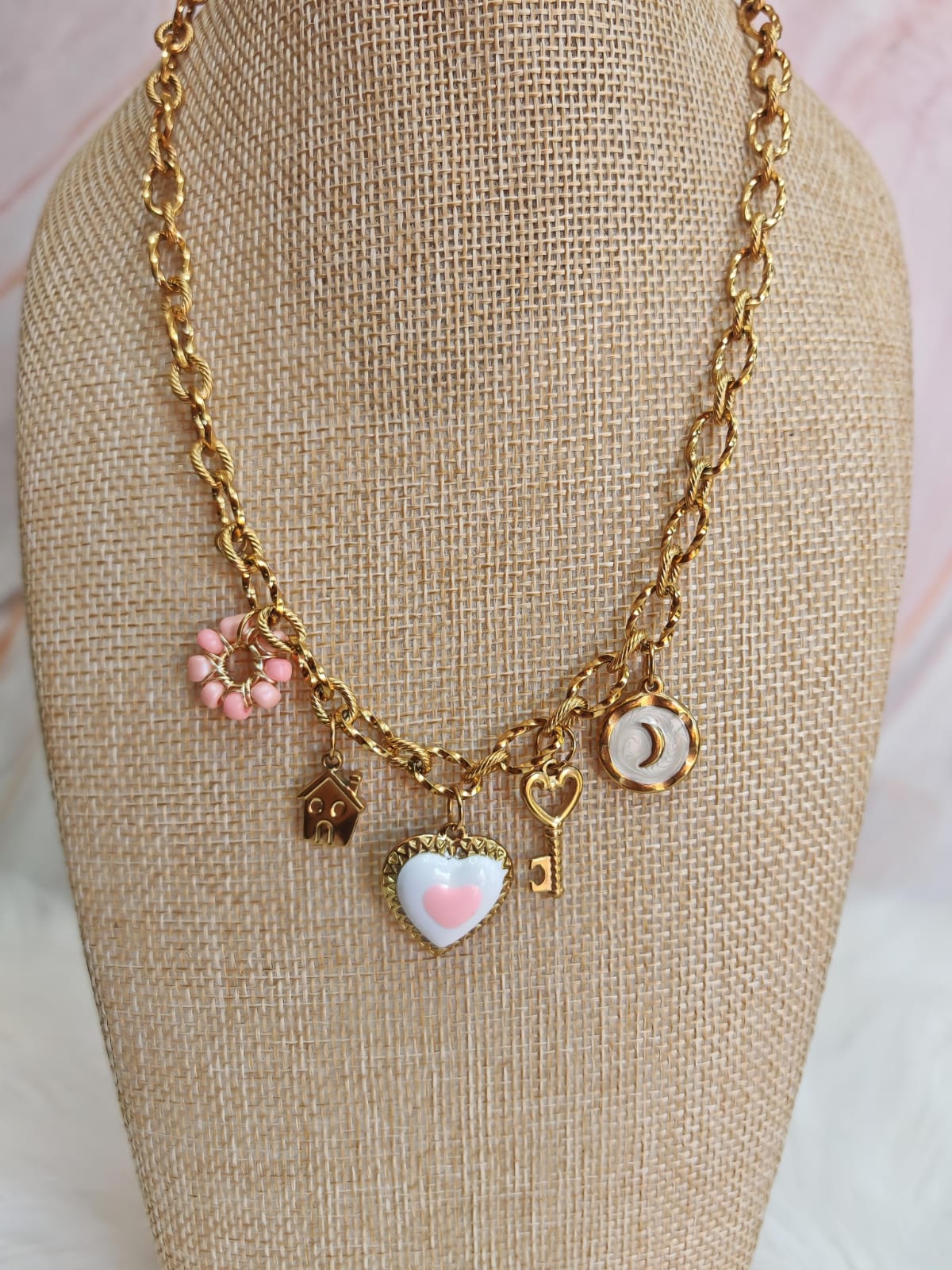 Collar de cadena dorada con charms