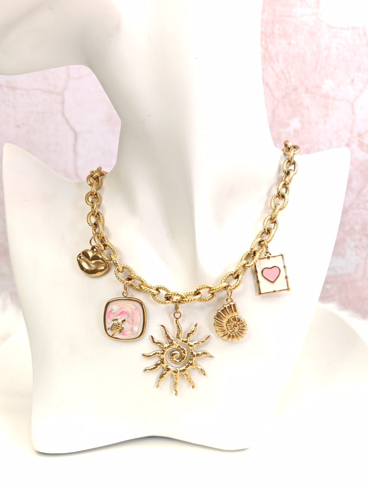 Collar dorado con charms blancos y rosas