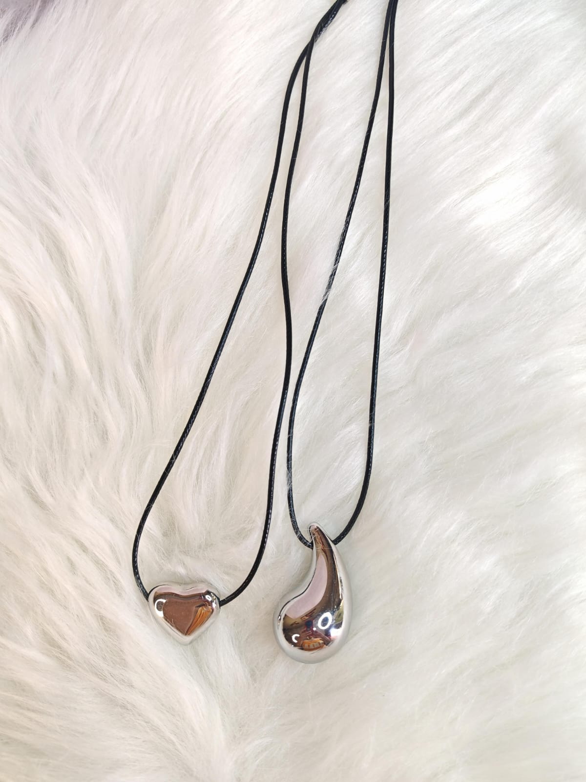 Collar con diseño de corazón y gota