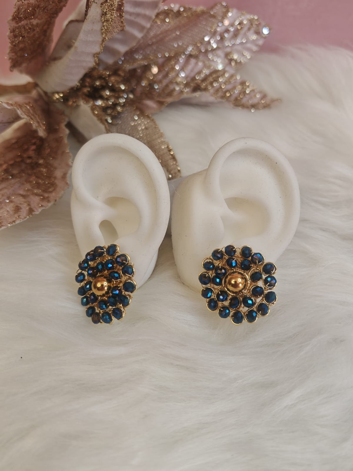 Aretes dorados con piedras azules