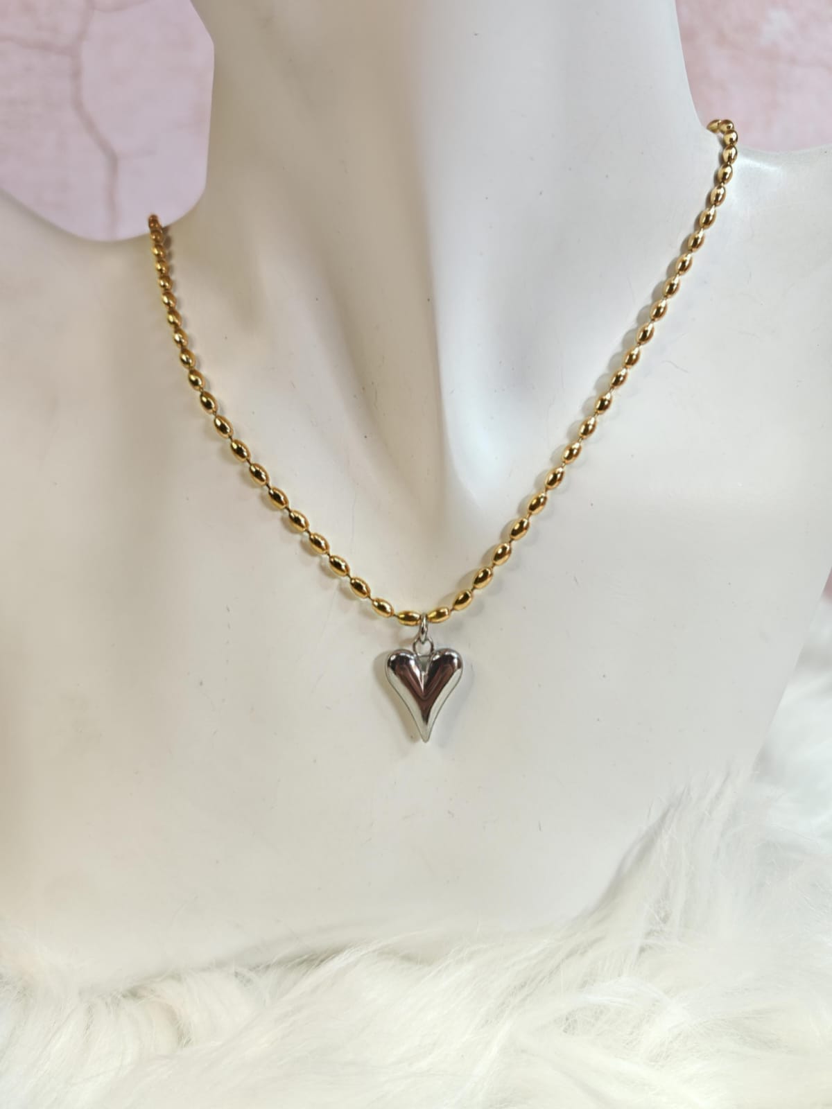 Collar de cadena dorada con dije de corazón