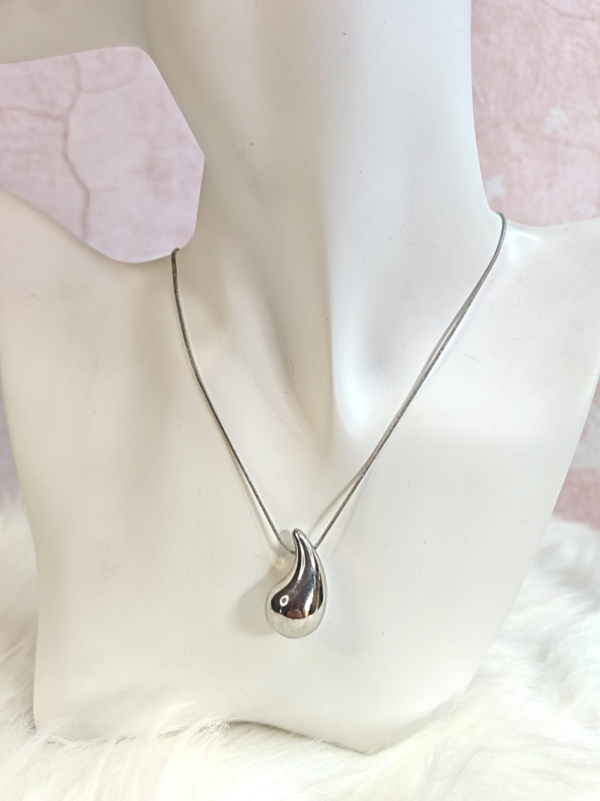 Collar con colgante estilo gota