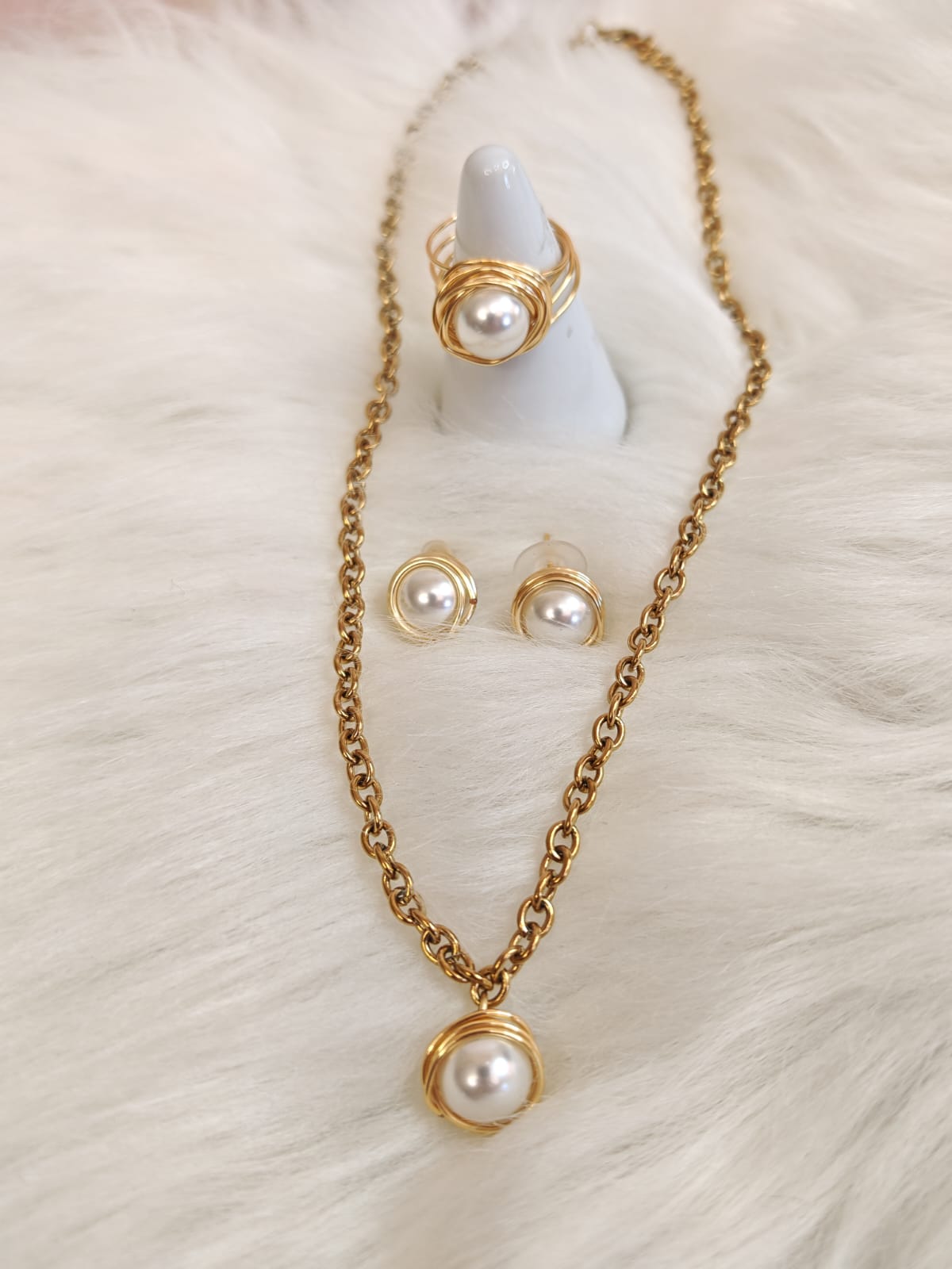 Set de joyería dorado de perlas