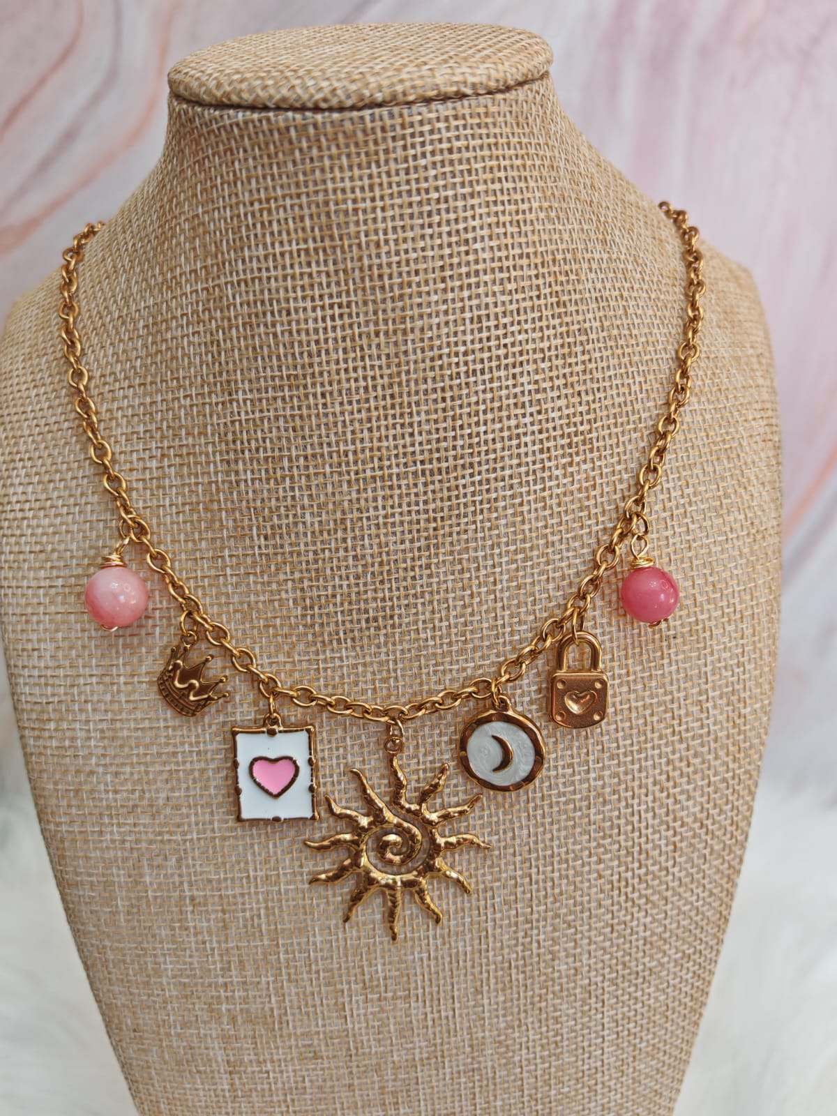 Collar dorado con charms