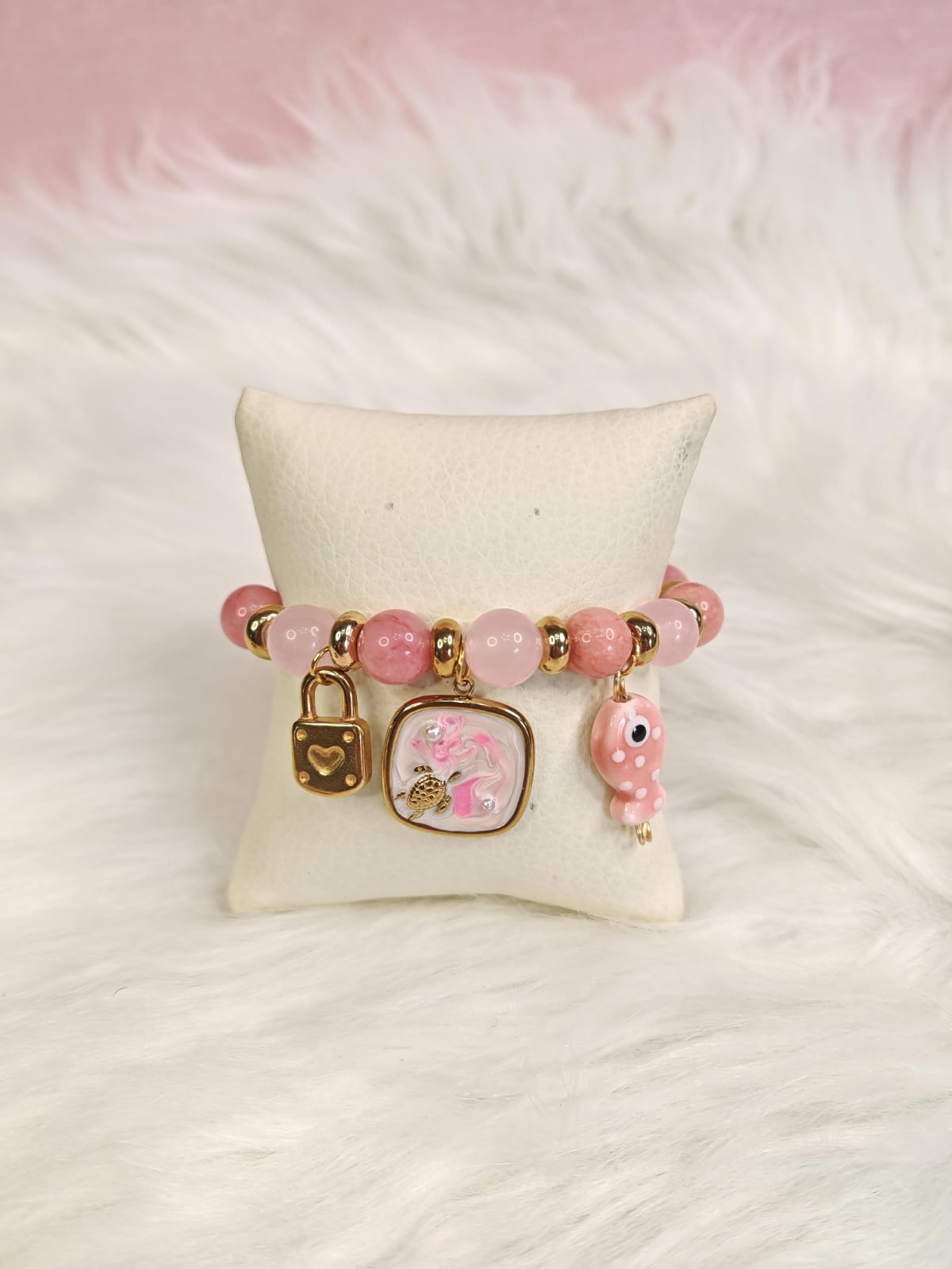 Pulsera de cuentas rosas con charms