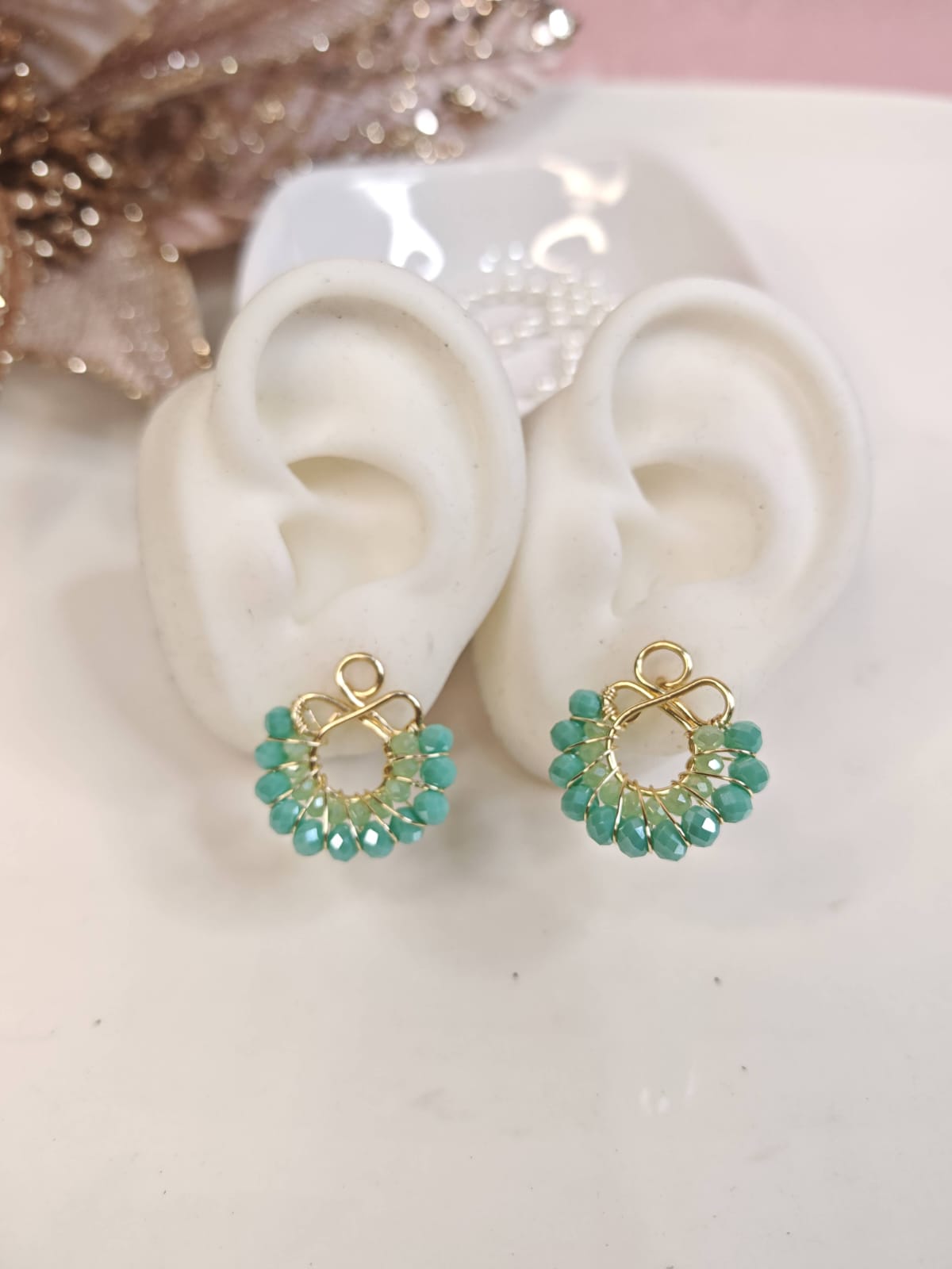 Aretes dorados con cuentas verdes