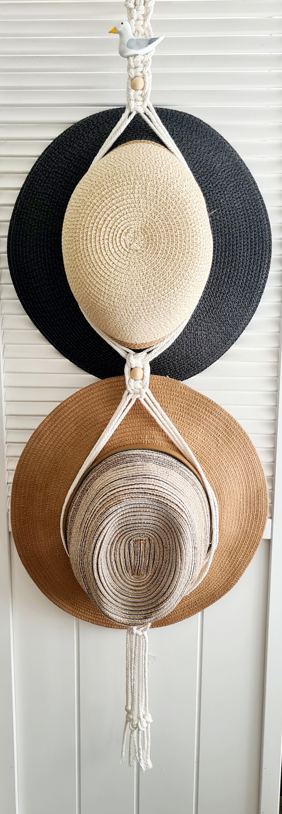 Hat holder with clay Seagull accent