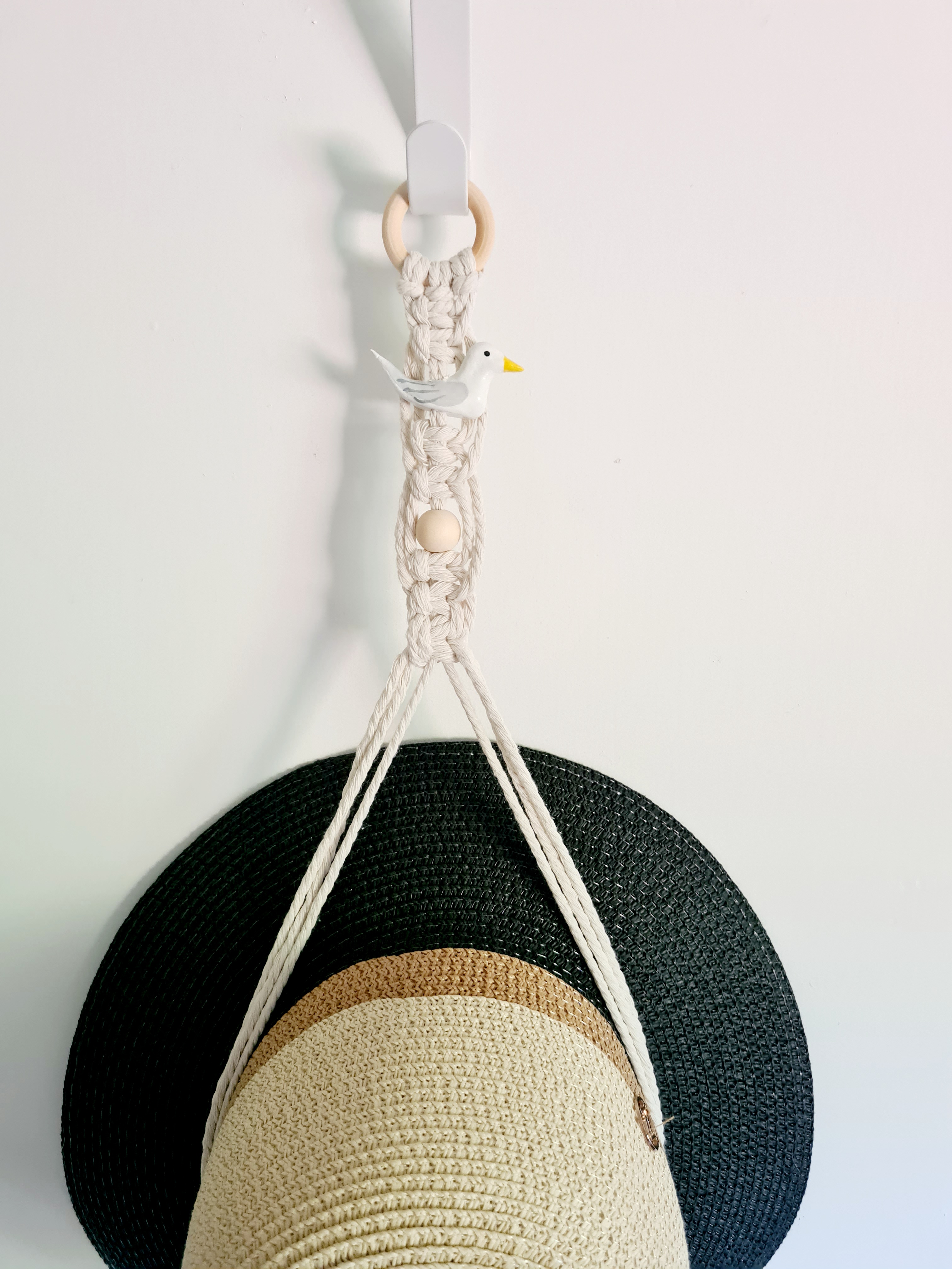 Hat holder with clay Seagull accent