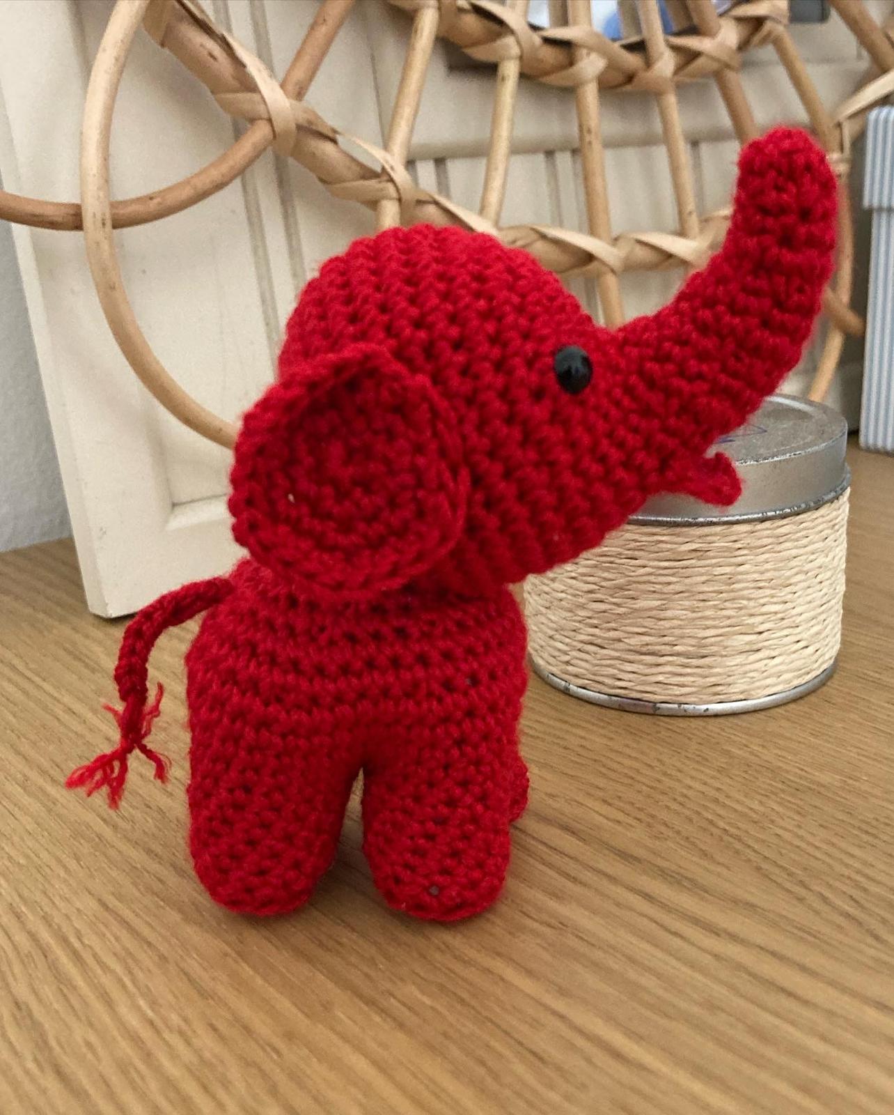 Elefante de ganchillo rojo