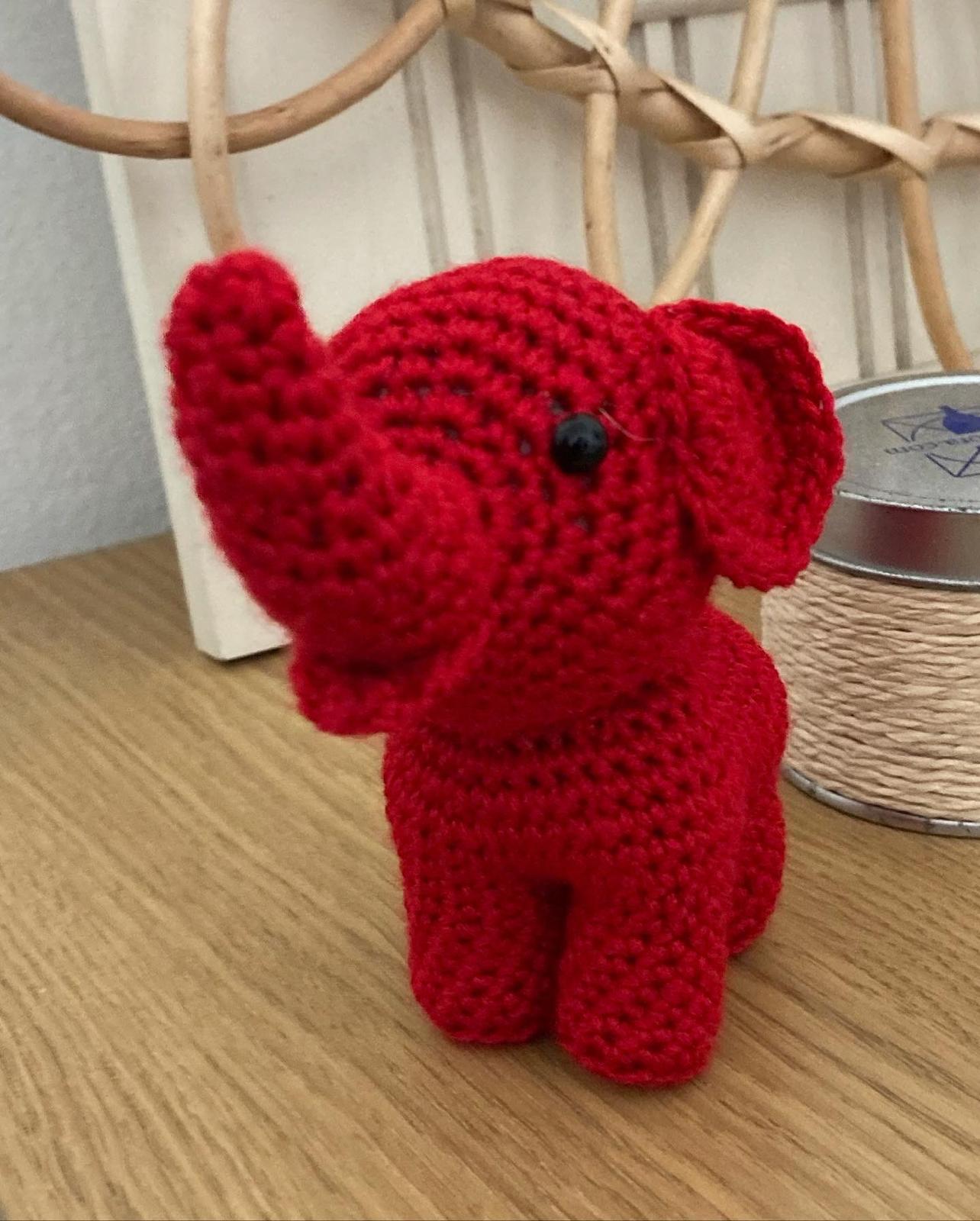 Elefante de ganchillo rojo