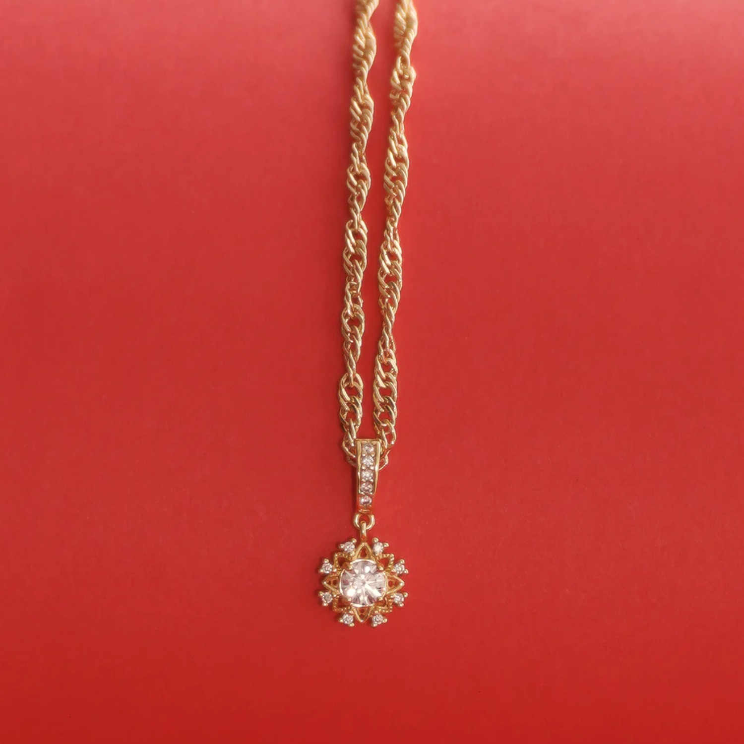 Collar Dorado con Dije de Flor