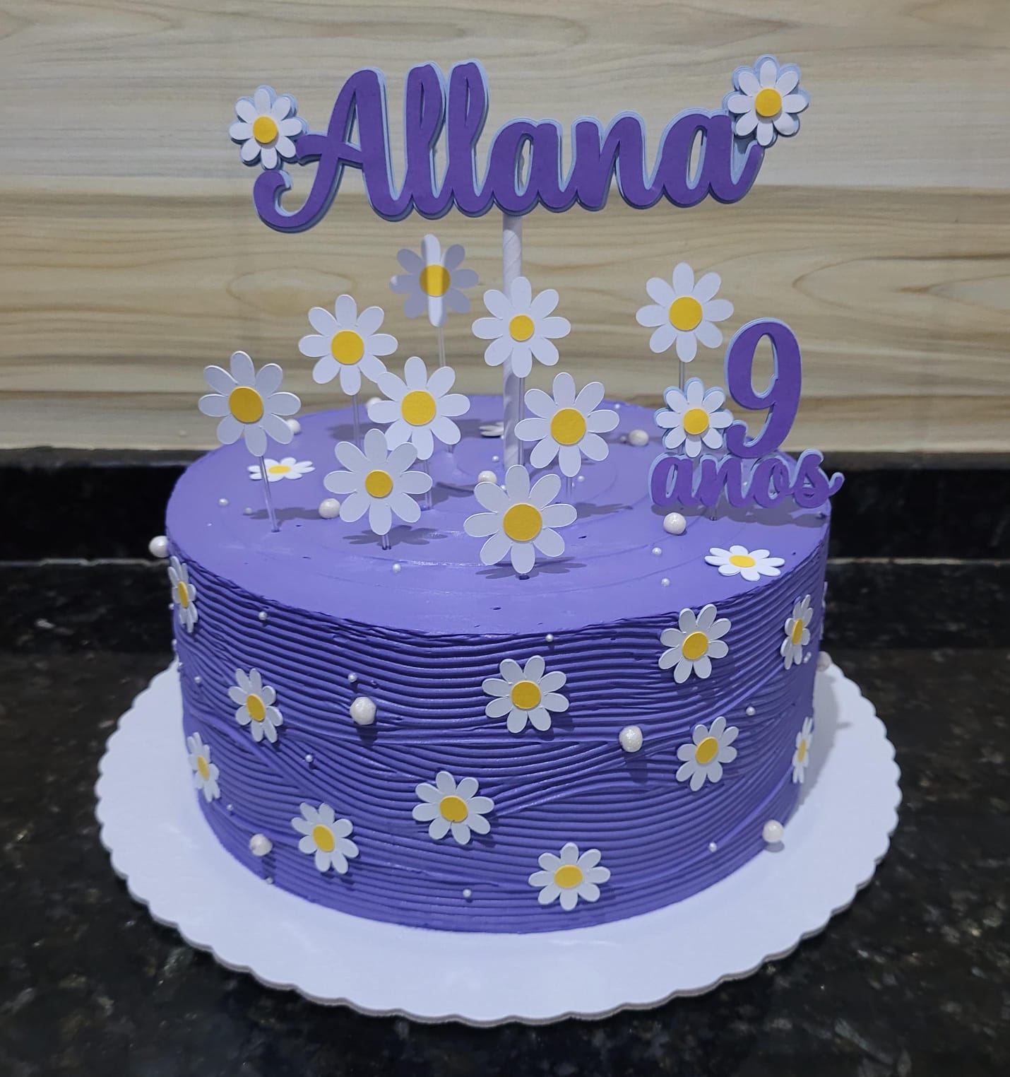 Bolo Decorado Lilás com Margaridas