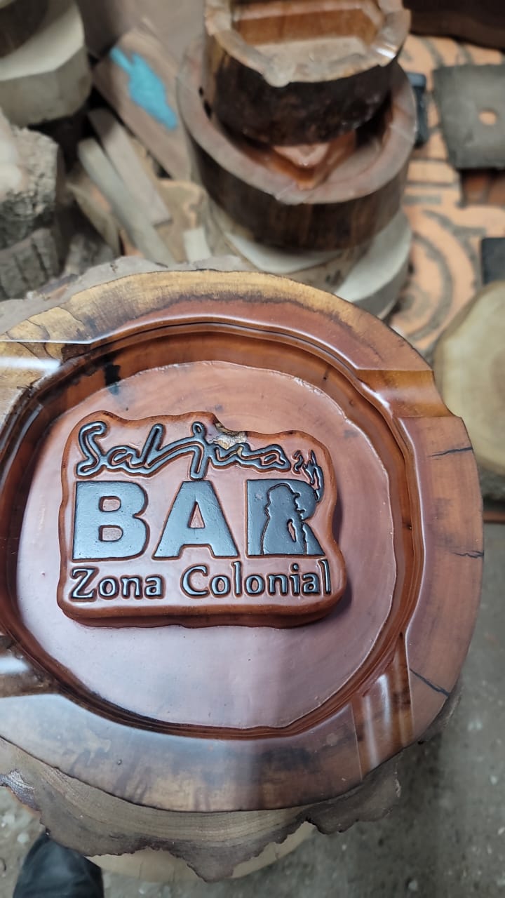 Cenicero de madera personalizado