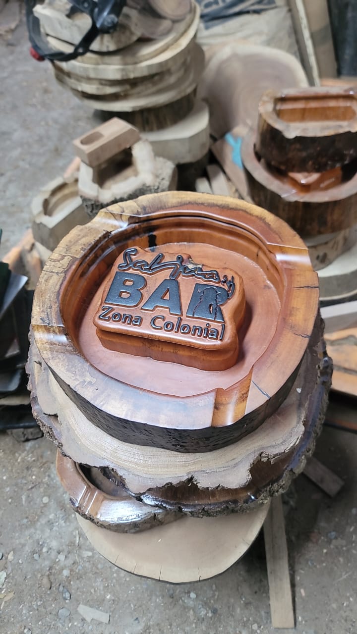 Cenicero de madera personalizado