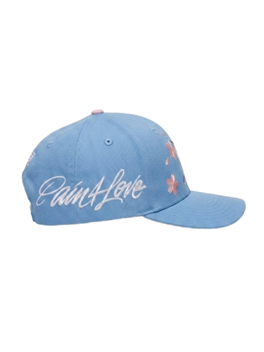 Gorra azul con flores bordadas