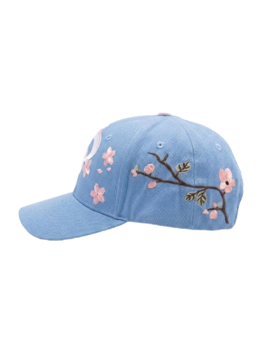 Gorra azul con flores bordadas