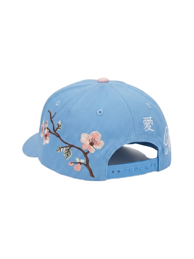 Gorra azul con flores bordadas