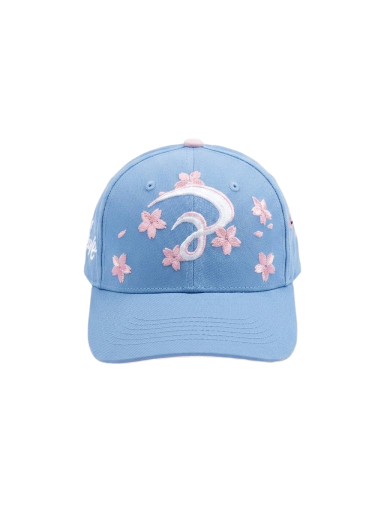 Gorra azul con flores bordadas
