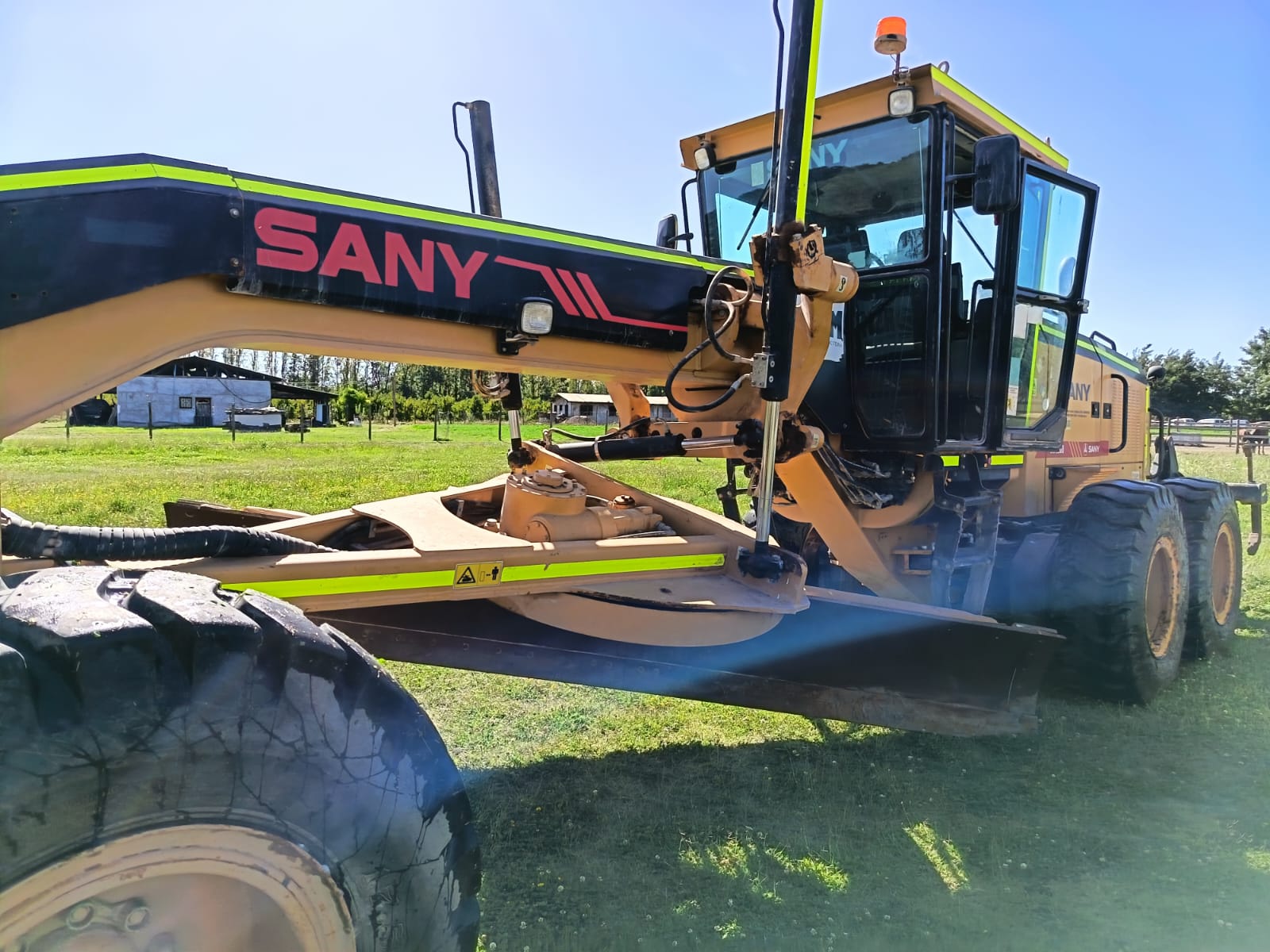 Motoniveladora SANY SMG200