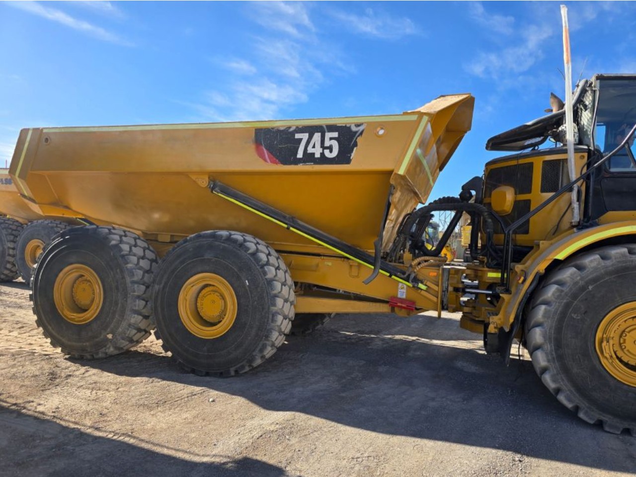 Camión Articulado CATERPILLAR 745