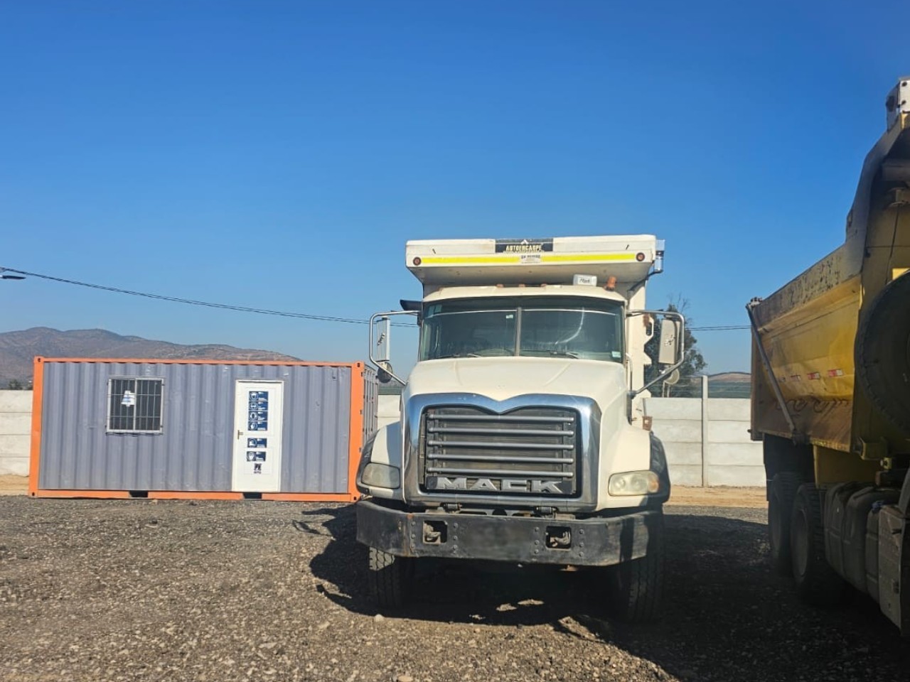 Camión Tolva MACK GU813
