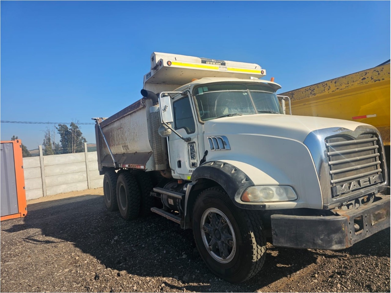 Camión Tolva MACK GU813