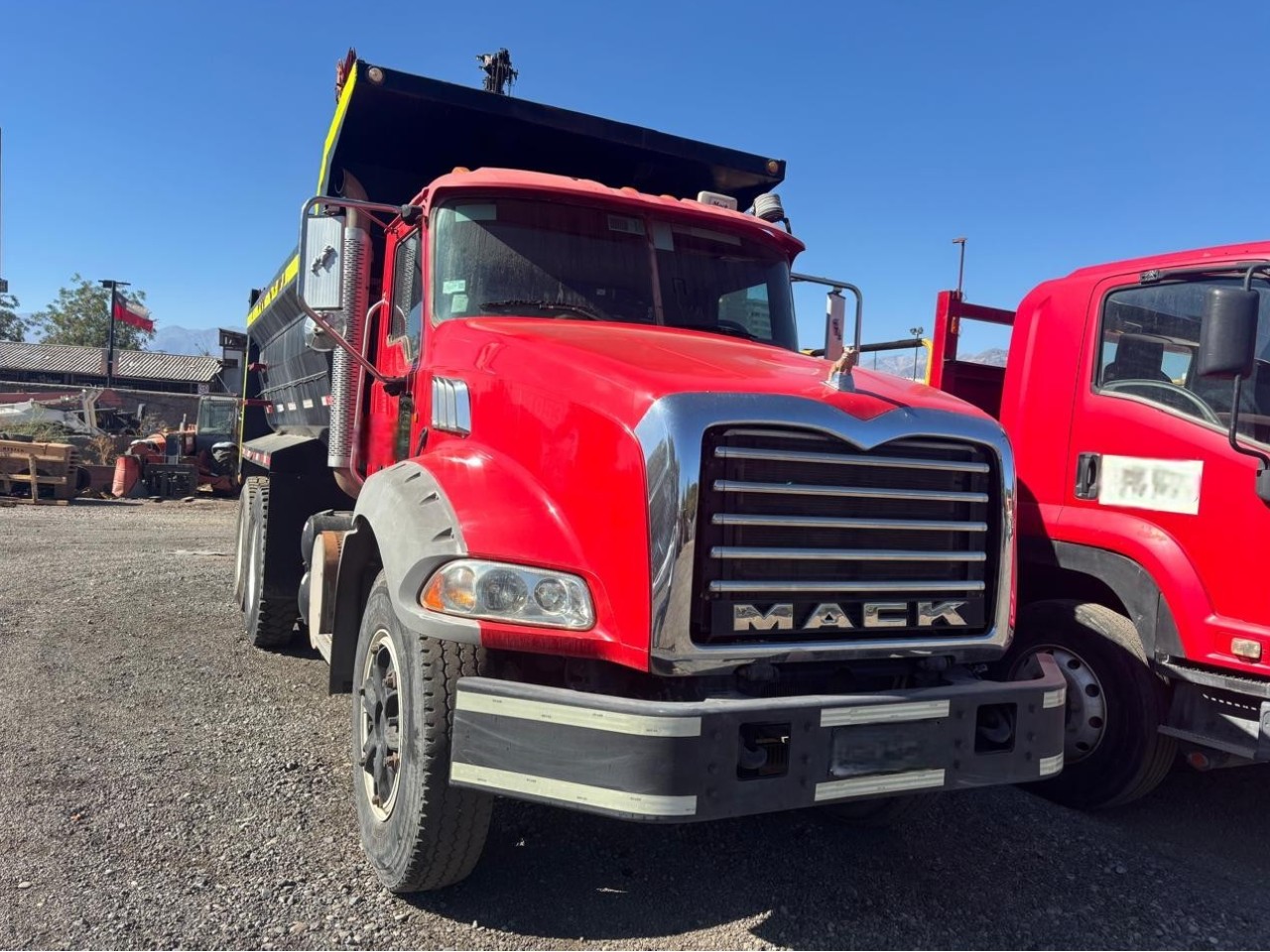 Camión Tolva MACK GU813E