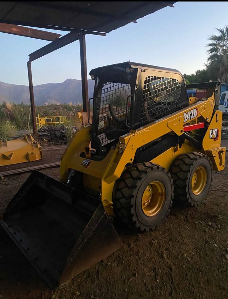 Minicargador CATERPILLAR 242D