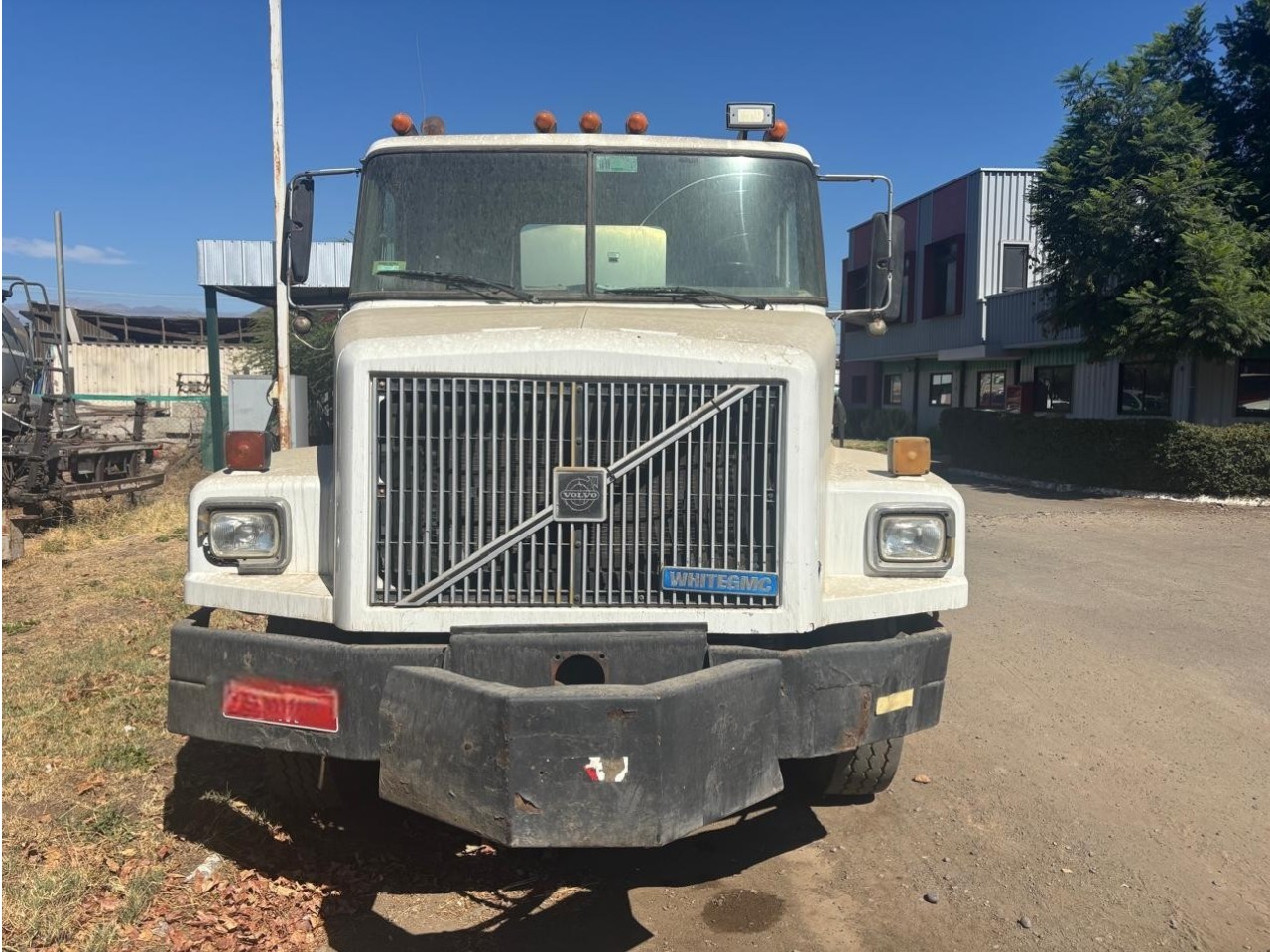 Camión IMPRIMADOR  VOLVO WHITE