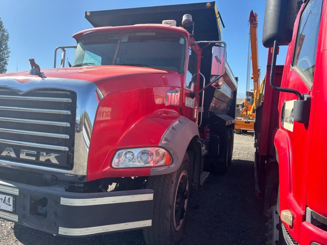 Camión Tolva MACK GU813E