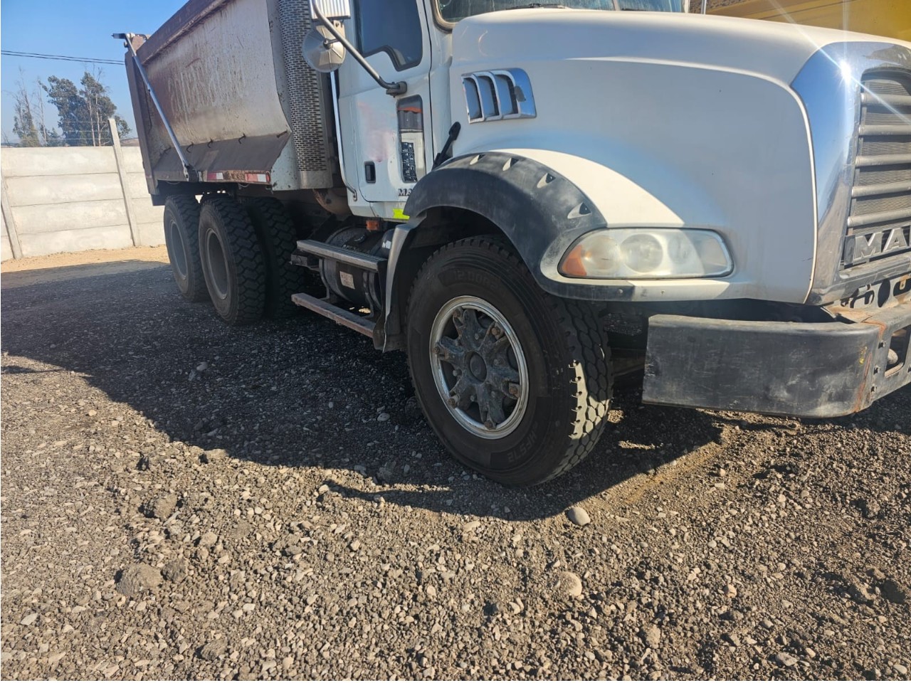 Camión Tolva MACK GU813