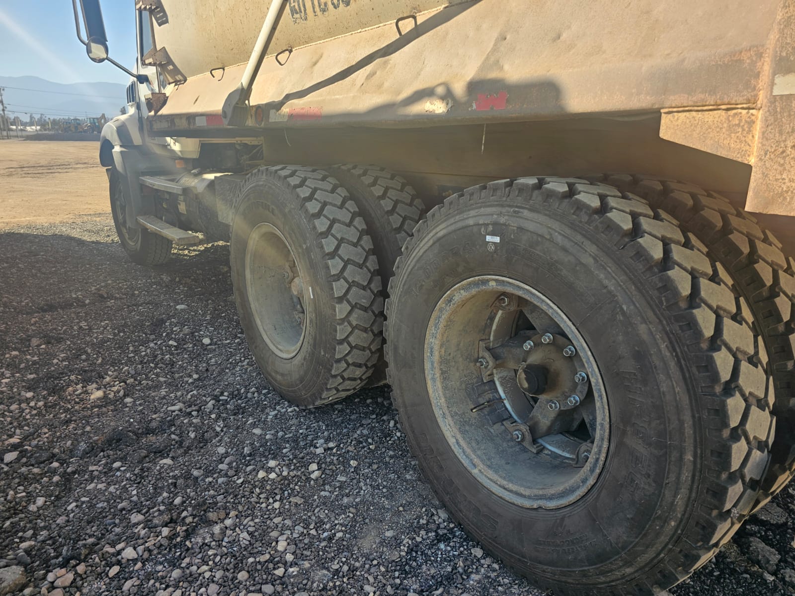 Camión Tolva MACK GU813