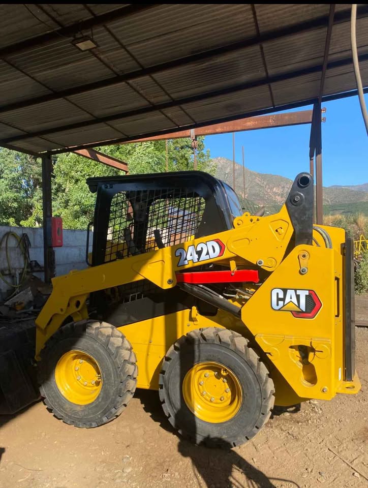 Minicargador CATERPILLAR 242D