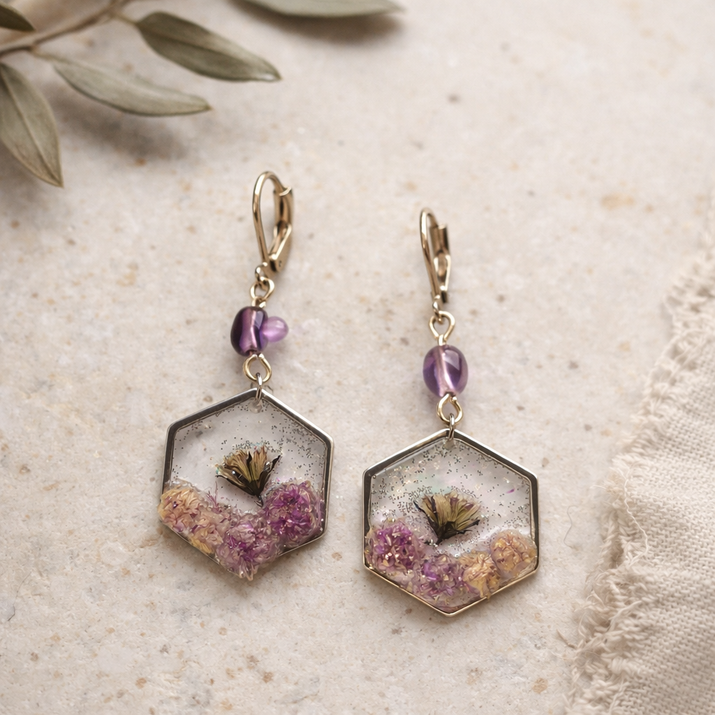 Pendientes hexagonales con flores secas