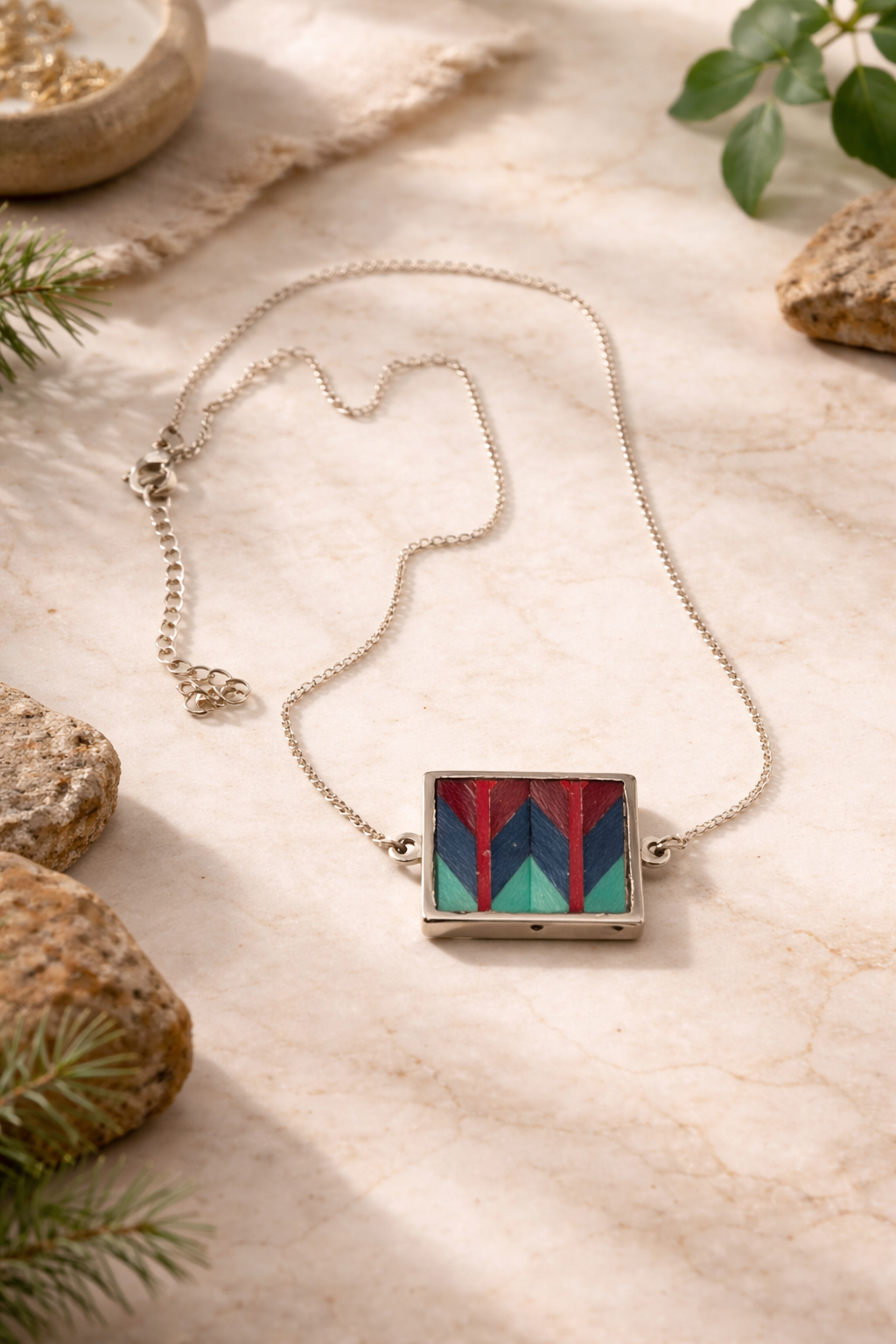 Collar geométrico artesanal