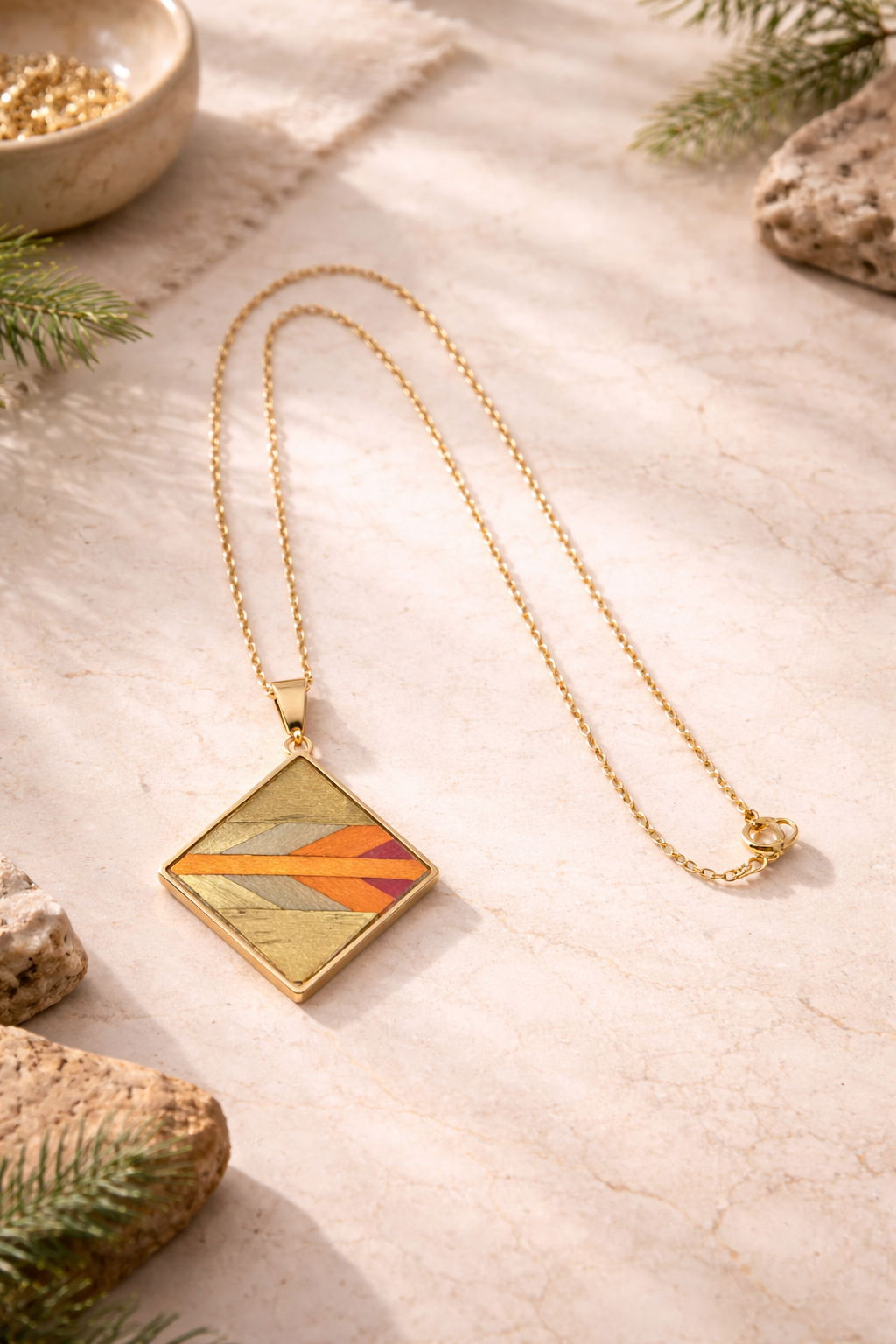 Collar geométrico dorado