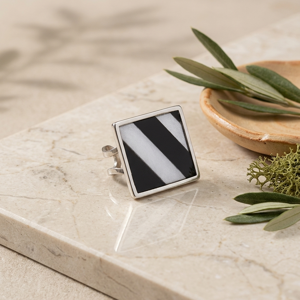 Anillo geométrico en taracea