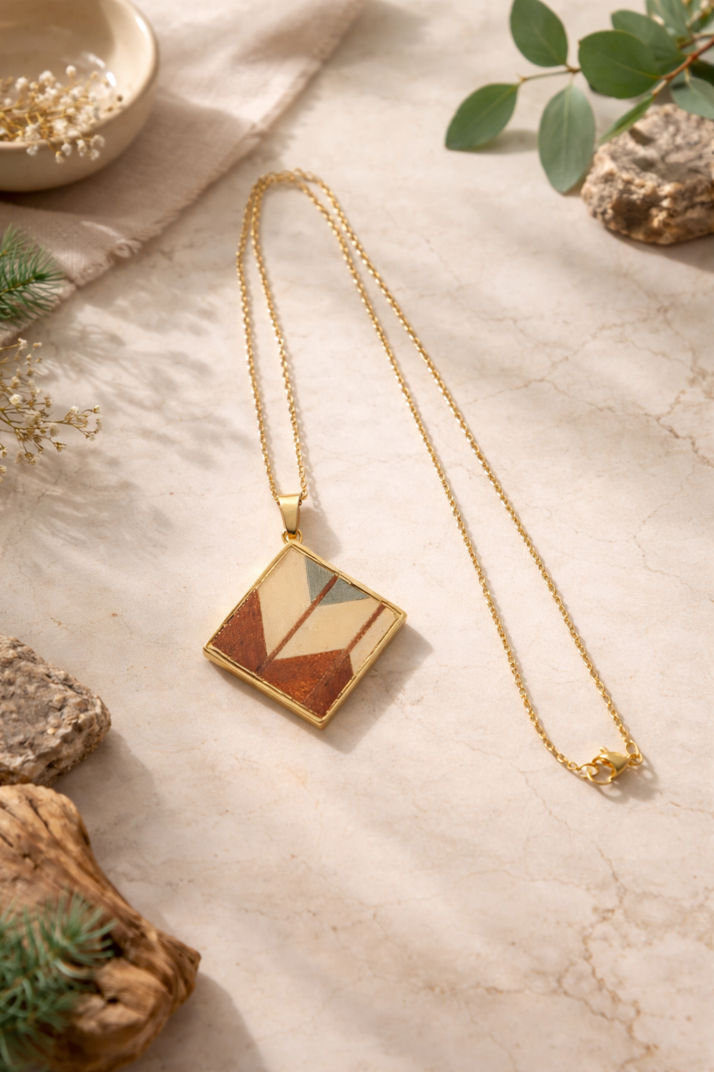 Collar geométrico dorado