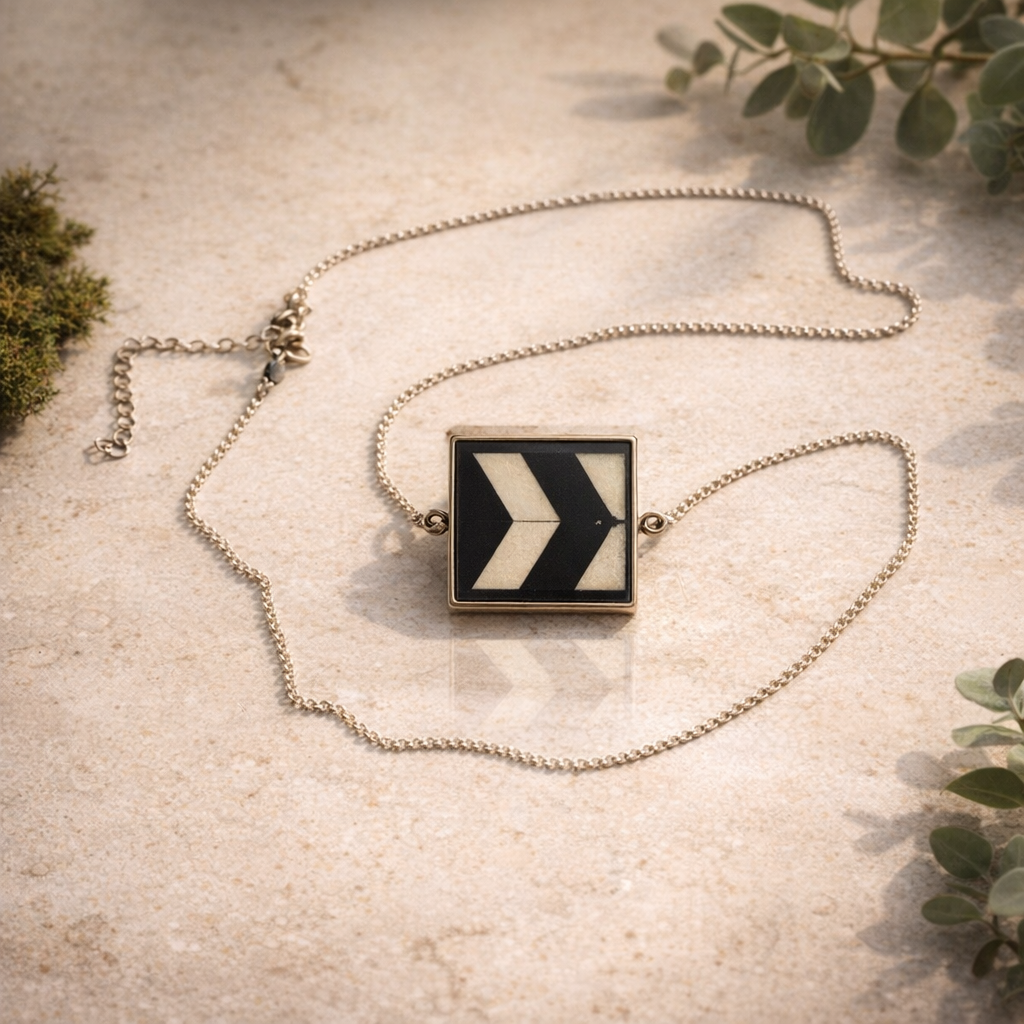 Collar con colgante geométrico