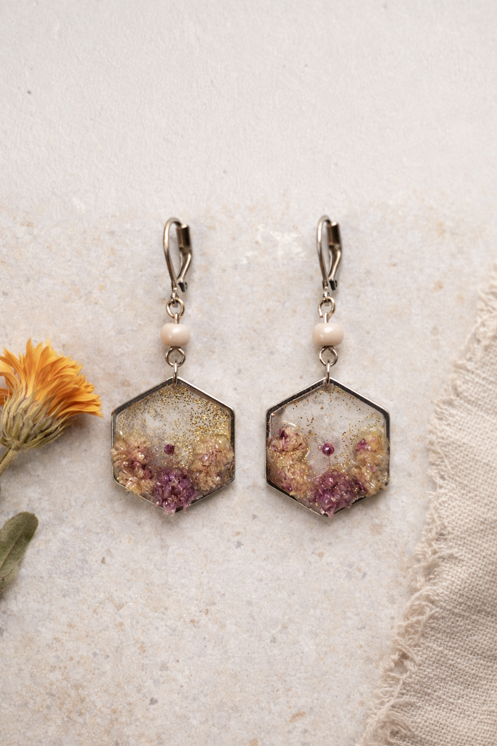 Pendientes hexagonales con flores secas