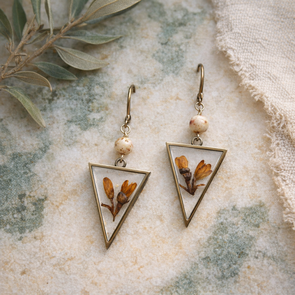 Pendientes Triangulares con Flores Secas