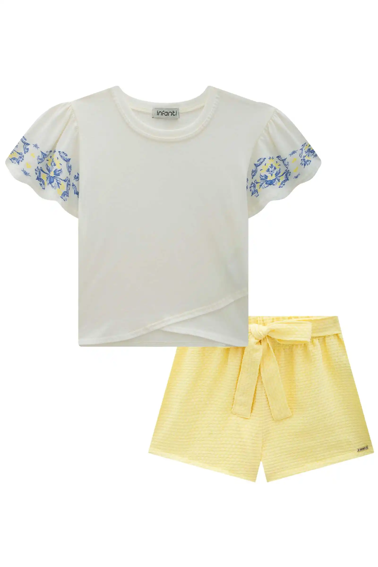Conjunto de camiseta com detalhes bordado em azule shorts amarelo