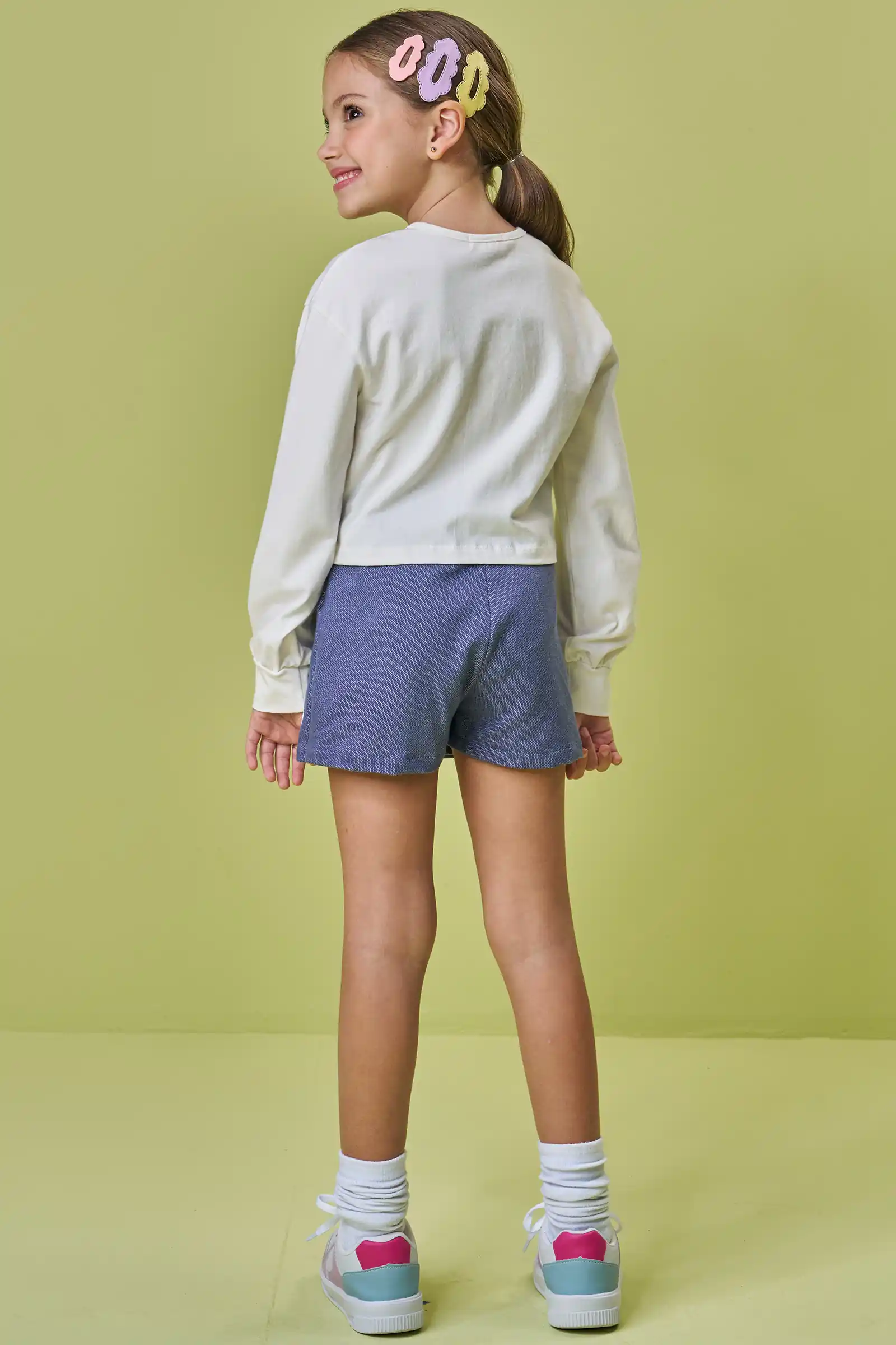 Conjunto de blusa boxy em meia malha e short saia em malha denin  