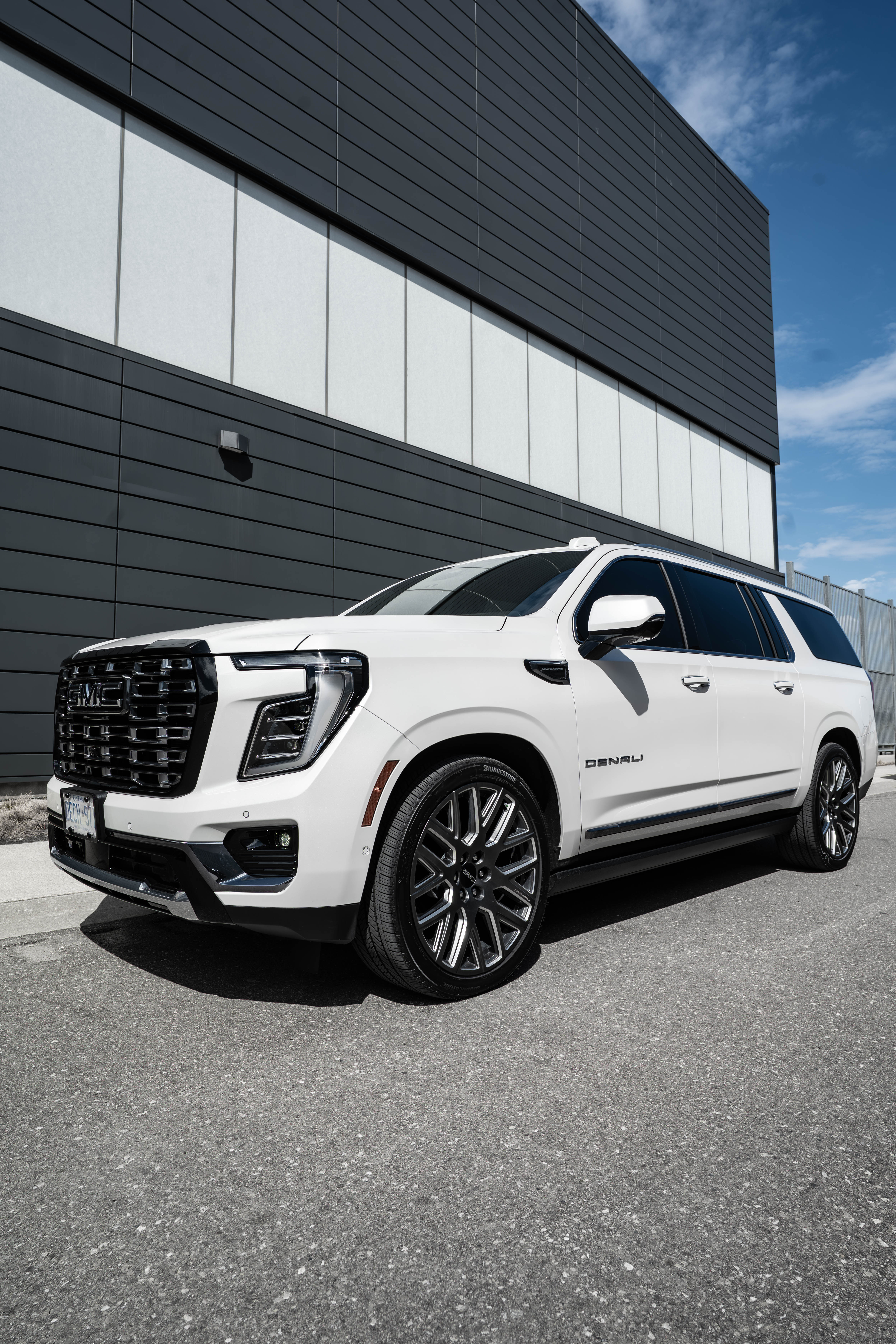 GMC Yukon XL Denali (Black & White)