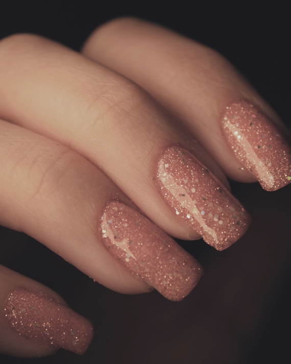 Vernis à ongles pailleté rose