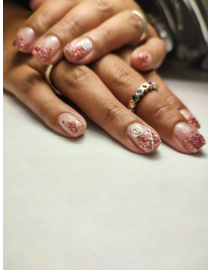 Manucure paillettes roses