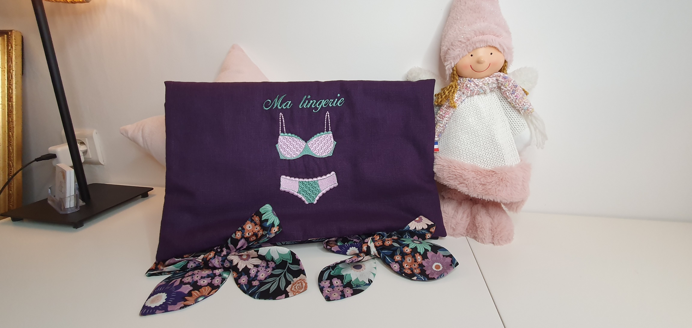 "JARDIN SECRET" Pochette à lingerie, brodée