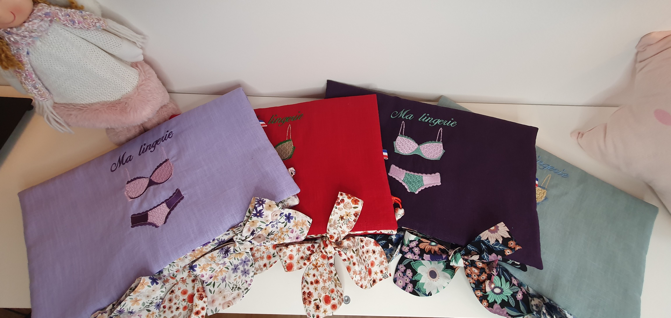 "JARDIN SECRET" Pochette à lingerie, brodée