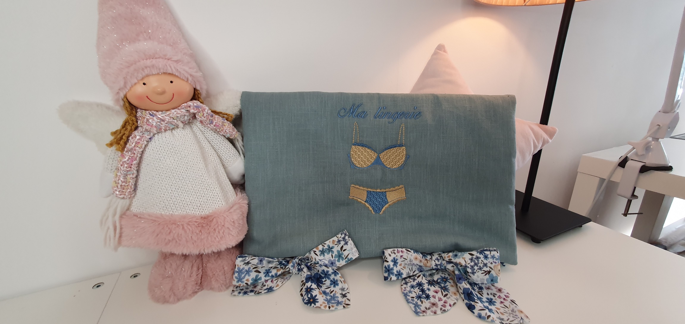 "JARDIN SECRET" Pochette à lingerie, brodée