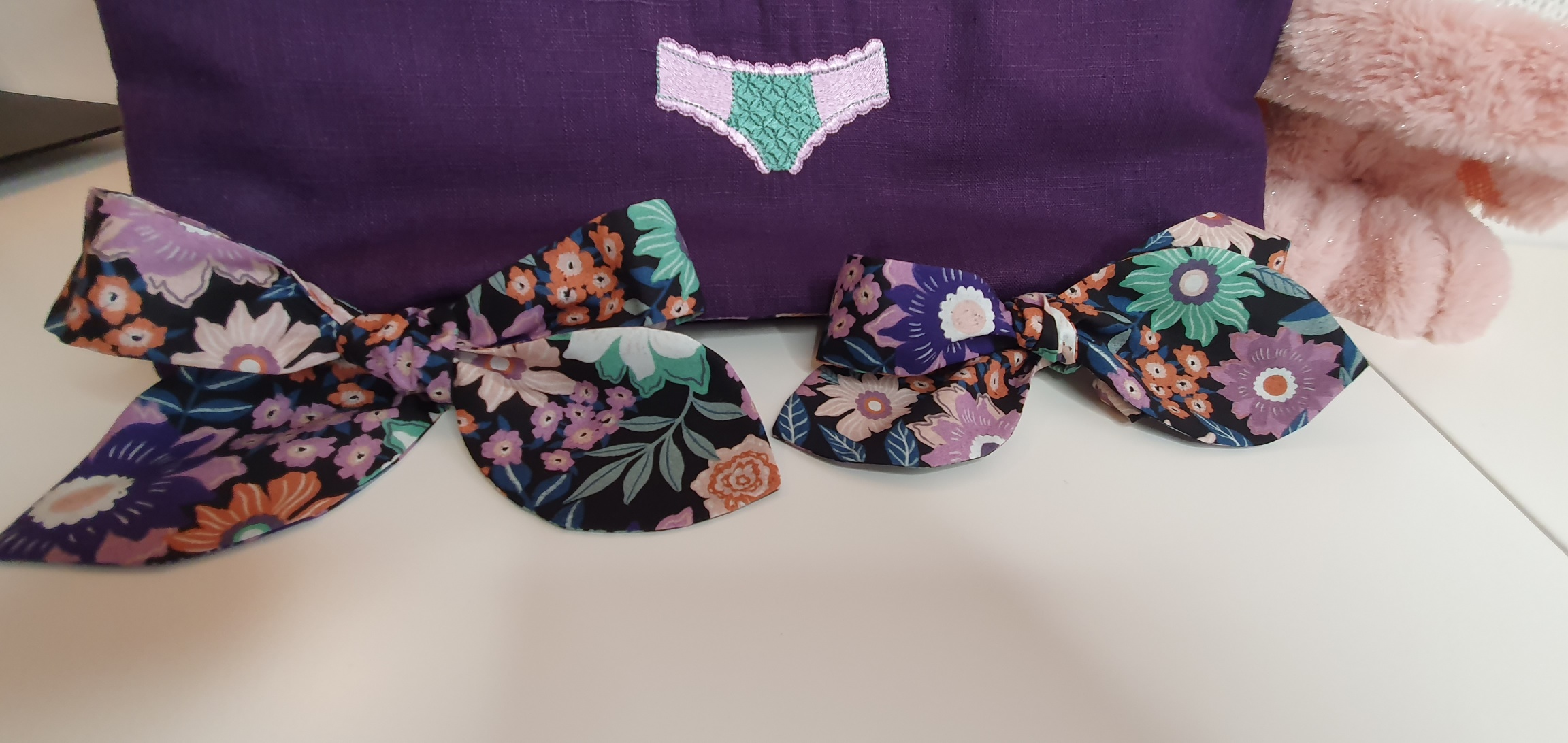 "JARDIN SECRET" Pochette à lingerie, brodée